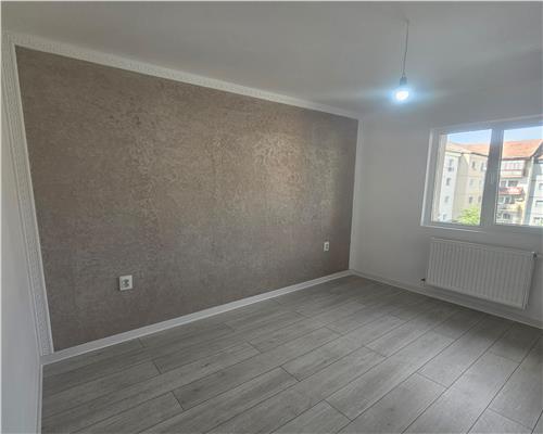 Apartament renovat 3 camere balcon si pivnita in Vasile Aaron