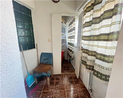 Apartament 4 camere 2 bai 3 balcoane pivnita zona Centrala