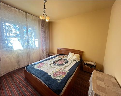 Apartament 4 camere 2 bai 3 balcoane pivnita zona Centrala