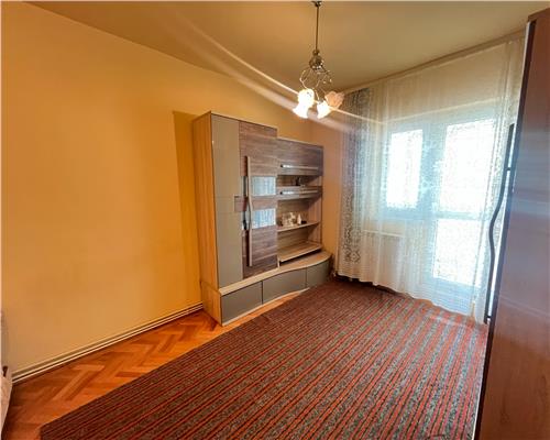 Apartament 4 camere 2 bai 3 balcoane pivnita zona Centrala