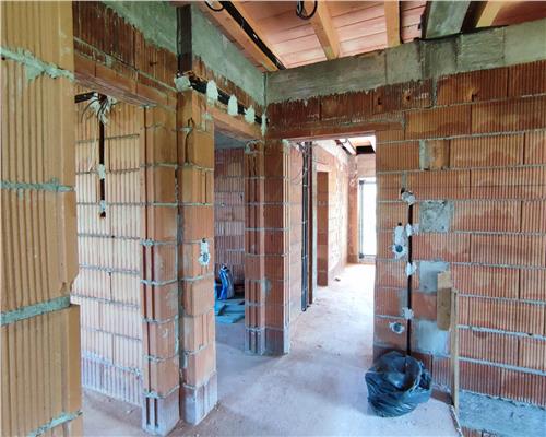 Casa cu 5 camere 3 bai balcon terasa si garaj interior in Cisnadie