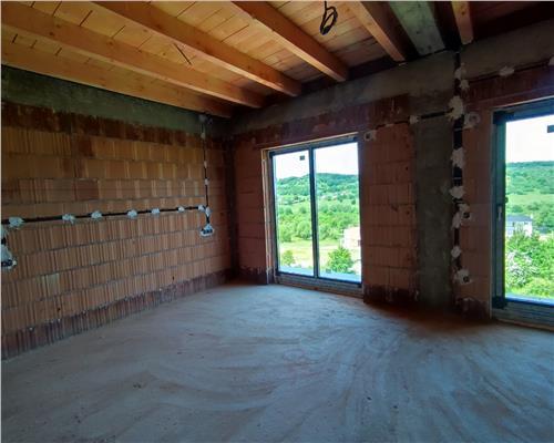 Casa cu 5 camere 3 bai balcon terasa si garaj interior in Cisnadie