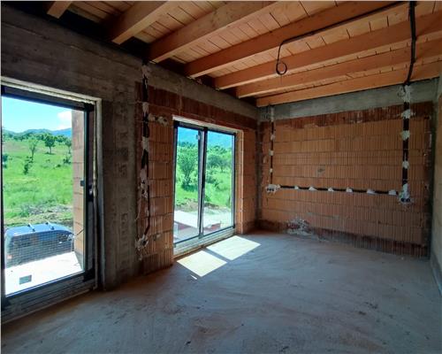 Casa cu 5 camere 3 bai balcon terasa si garaj interior in Cisnadie