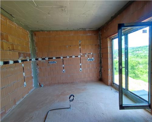 Casa cu 5 camere 3 bai balcon terasa si garaj interior in Cisnadie