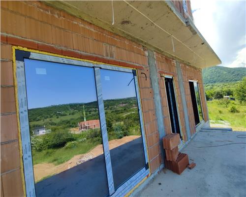 Casa cu 5 camere 3 bai balcon terasa si garaj interior in Cisnadie