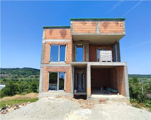 Casa cu 5 camere 3 bai balcon terasa si garaj interior in Cisnadie