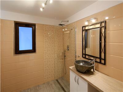 Apartament la vila cu 2 camere si parcare in zona Centrala