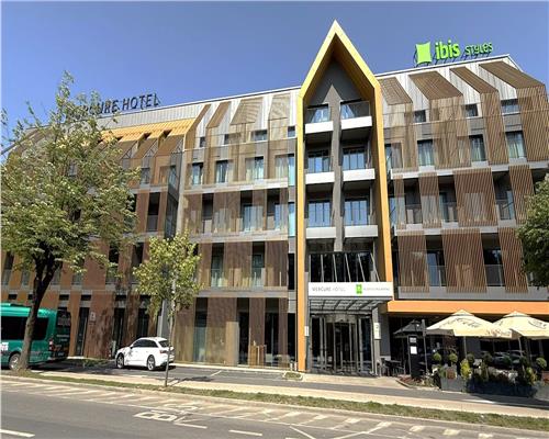 Apartament de lux 2 camere 2 balcoane pivnita in zona Sub Arini