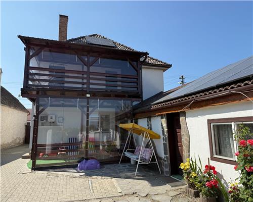 Casa moderna cu 4 camere 2 bai si 831 mp teren in Sura Mica