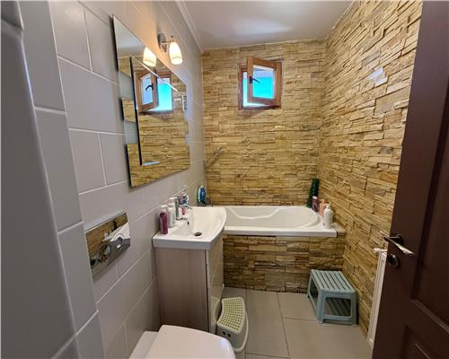 Casa moderna cu 4 camere 2 bai si 831 mp teren in Sura Mica