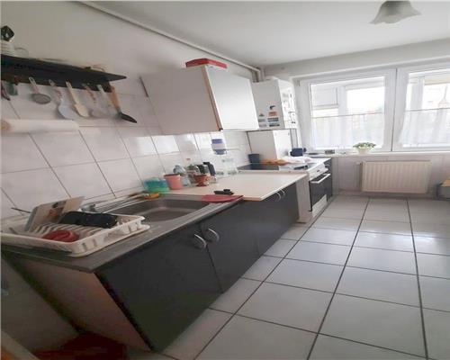 Apartament cu 2 camere si balcon etaj 2 pe Bd Mihai Viteazu