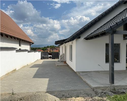 Casa individuala 4 camere 2 bai teren 500 mp la 8 km de Sibiu