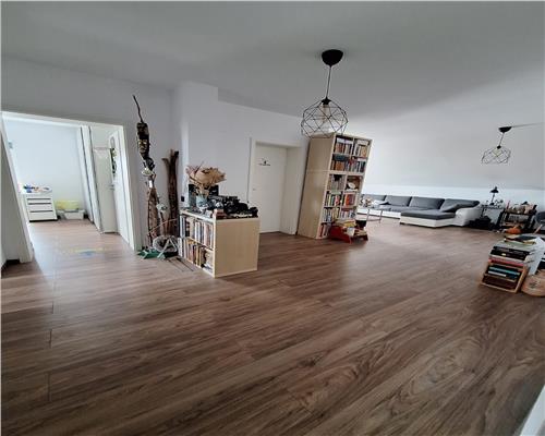 Apartament cu 4 camere 2 bai pivnita balcon si parcare in Kogalniceanu