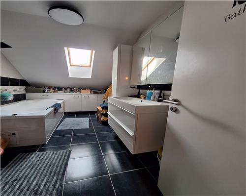 Apartament cu 4 camere 2 bai pivnita balcon si parcare in Kogalniceanu