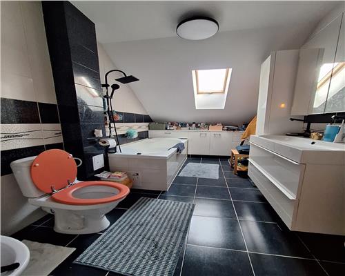 Apartament cu 4 camere 2 bai pivnita balcon si parcare in Kogalniceanu