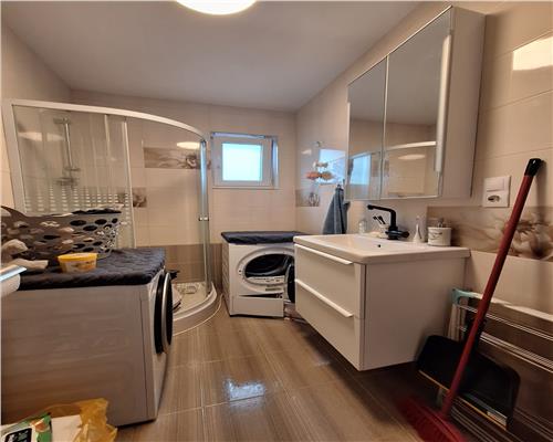 Apartament cu 4 camere 2 bai pivnita balcon si parcare in Kogalniceanu