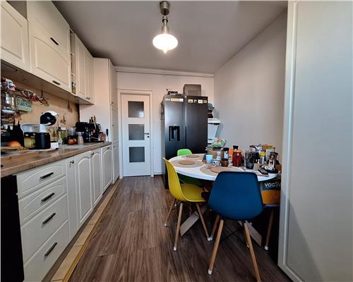 Apartament cu 4 camere 2 bai pivnita balcon si parcare in Kogalniceanu