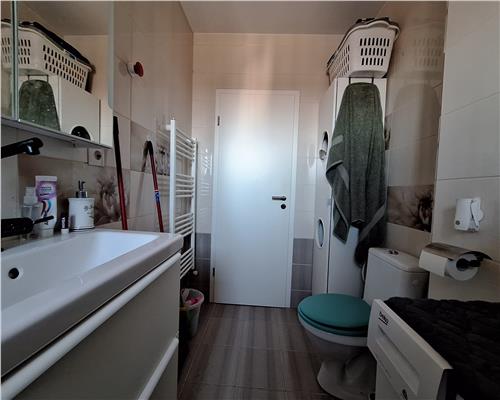 Apartament cu 4 camere 2 bai pivnita balcon si parcare in Kogalniceanu