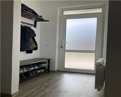 Casa moderna cu 3 camere 2 bai balcon si curte privata in Turnisor