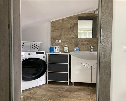 Casa moderna cu 3 camere 2 bai balcon si curte privata in Turnisor