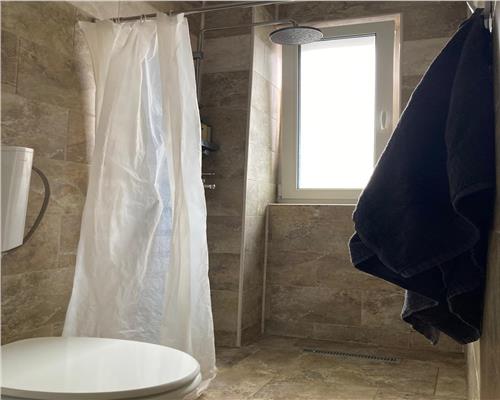 Casa moderna cu 3 camere 2 bai balcon si curte privata in Turnisor