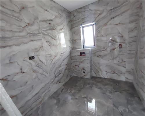 Casa intabulata cu 4 camere 2 bai si curte pe Calea Cisnadiei