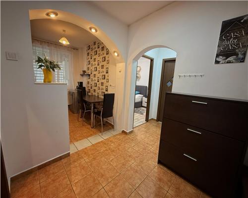 Apartament 2 camere decomandat si balcon pe Mihai Viteazu