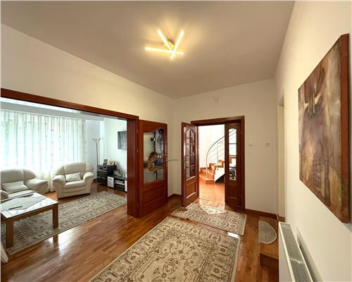Casa moderna 220 mpu 6 camere 3 bai 2 terase pivnita pe Milea