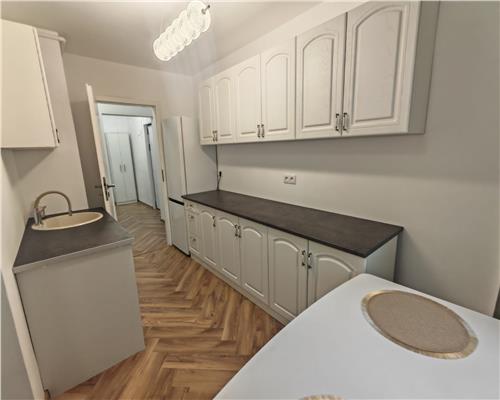 Apartament NOU 3 camere 2 bai balcon zona Parc Sub Arini