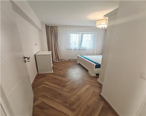 Apartament NOU 3 camere 2 bai balcon zona Parc Sub Arini