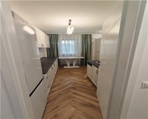 Apartament NOU 3 camere 2 bai balcon zona Parc Sub Arini