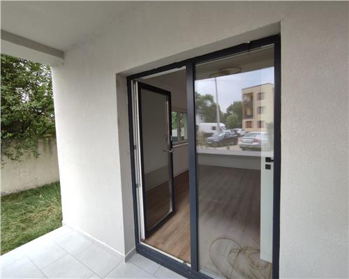 Apartament modern 2 camere 2 bai terasa acoperita si curte in Selimbar