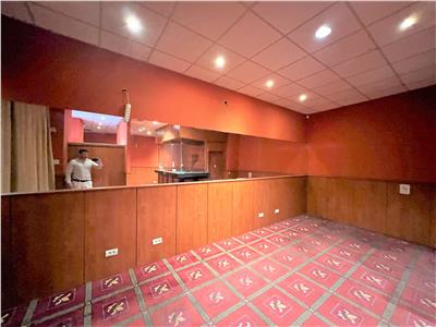 Spatiu comercial 82 mp utili cu vitrina pretabil afacere in Piata Mare