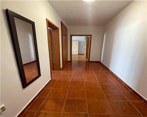 Apartament 2 camere cu balcon si parcare zona Calea Dumbravii