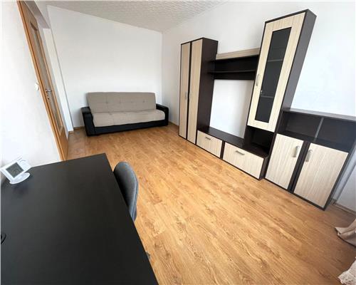 Apartament 3 camere decomandat 75 mp in Hipodrom IV