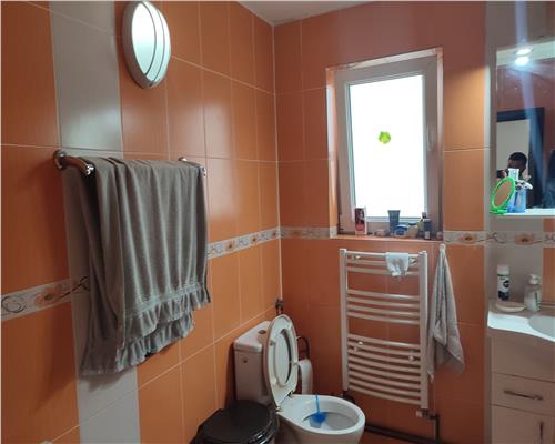 Apartament cu 4 camere 2 balcoane si baie cu fereastra pe Mihai Viteazu