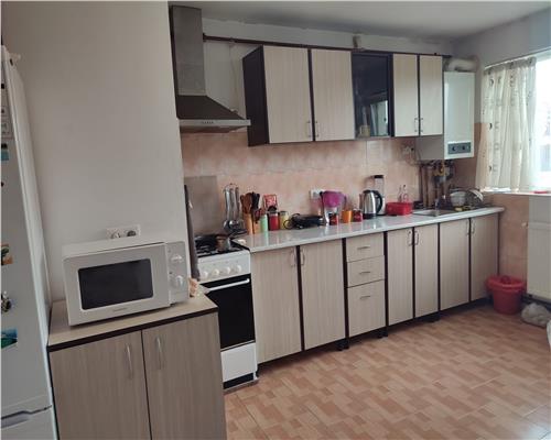 Apartament cu 4 camere 2 balcoane si baie cu fereastra pe Mihai Viteazu