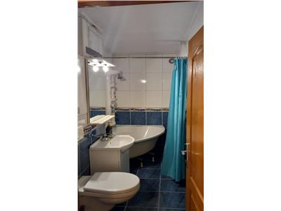Apartament cu 3 camere si balcon in zona Vasile Aaron