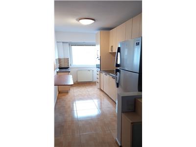 Apartament cu 3 camere si balcon in zona Vasile Aaron
