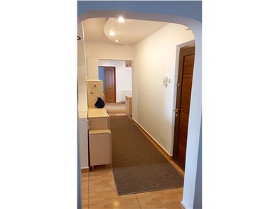 Apartament cu 3 camere si balcon in zona Vasile Aaron