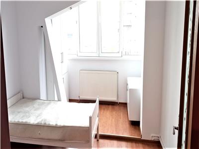 Apartament cu 3 camere si balcon in zona Vasile Aaron