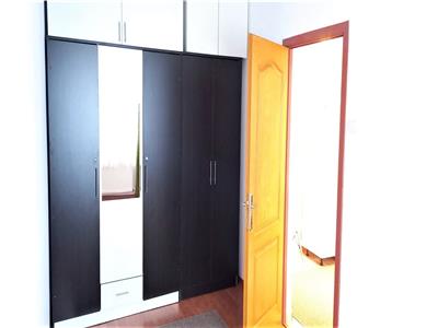 Apartament cu 3 camere si balcon in zona Vasile Aaron
