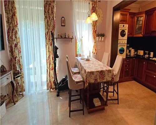 Casa de lux cu 4 camere in Parcul Sub Arini