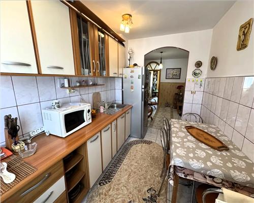 Apartament decomandat cu 3 camere 2 balcoane si pivnita in Valea Aurie