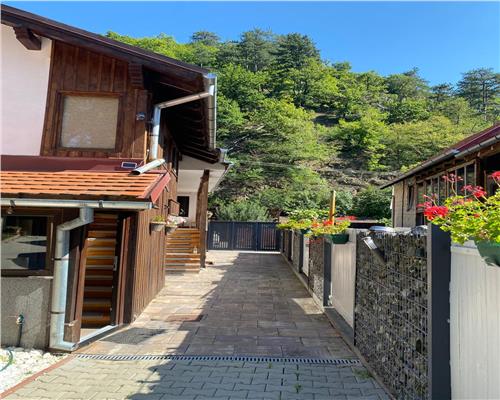 Casa individuala 5 camere 4 bai garaj pivnita si panouri solare in Cisnadioara
