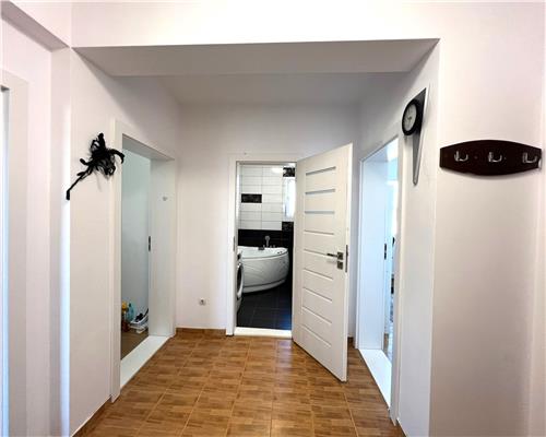 Apartament cu 3 camere 2 balcoane si parcare in zona Turnisor
