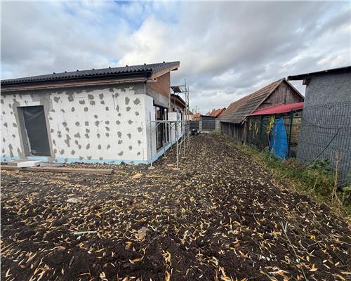 Casa individuala cu 4 camere 3 bai si 390 mp teren in Sura Mica