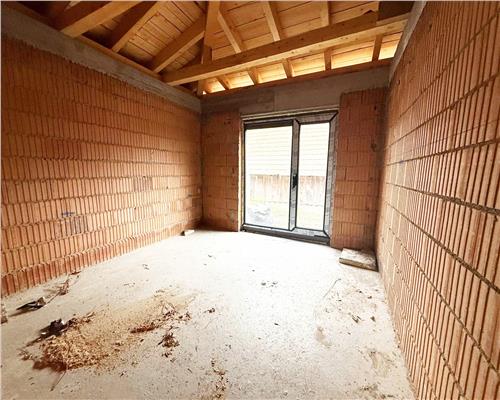 Casa individuala cu 4 camere 3 bai si 390 mp teren in Sura Mica