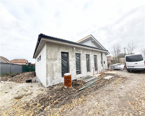 Casa individuala cu 4 camere 3 bai si 390 mp teren in Sura Mica