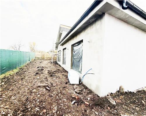 Casa individuala cu 4 camere 3 bai si 390 mp teren in Sura Mica